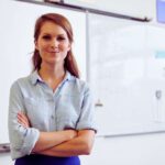 insegnante a braccia conserte