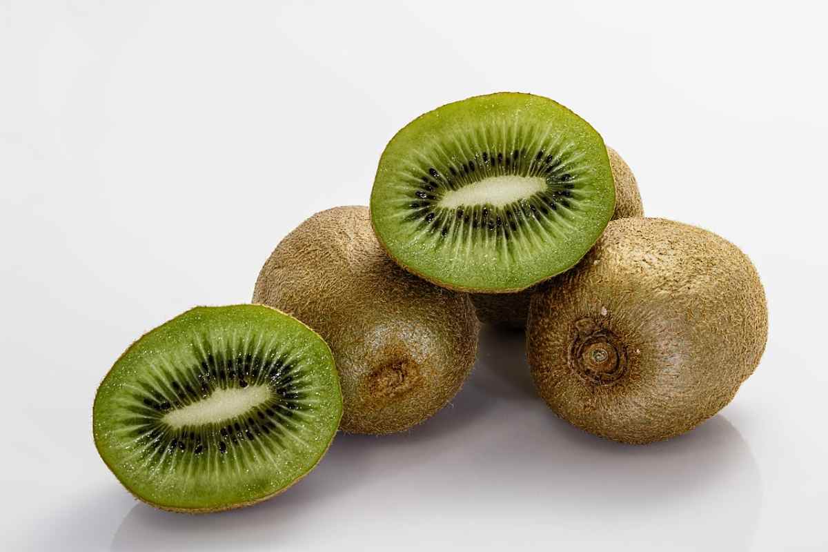 Mangia il kiwi con la buccia, se hai il coraggio: così rischi di perdere tutto Mangia il kiwi con la buccia, se hai il coraggio: così rischi di perdere tutto