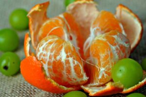 un mandarino tagliato a spicchi