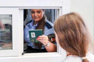 un agente controlla il passaporto
