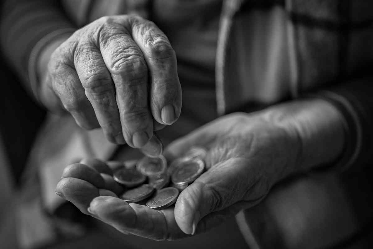 anziano con monete