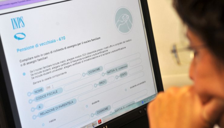 una persona consulta il portale INPS