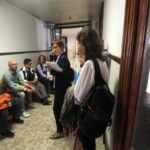 persone in attesa in un ufficio pubblico