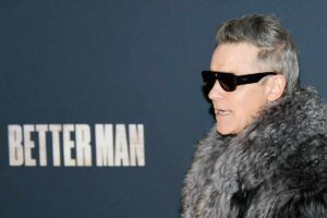 Robbie Williams con occhiali neri