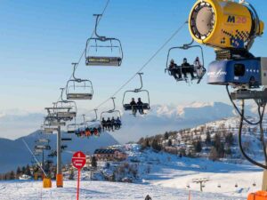 impianti di risalita su una pista da sci