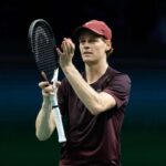 Jannik Sinner applaude il pubblico