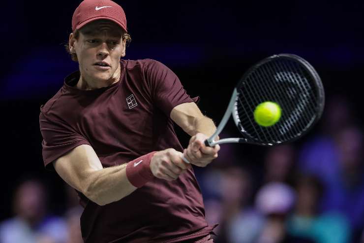 Jannik Sinner colpisce la palla di rovescio