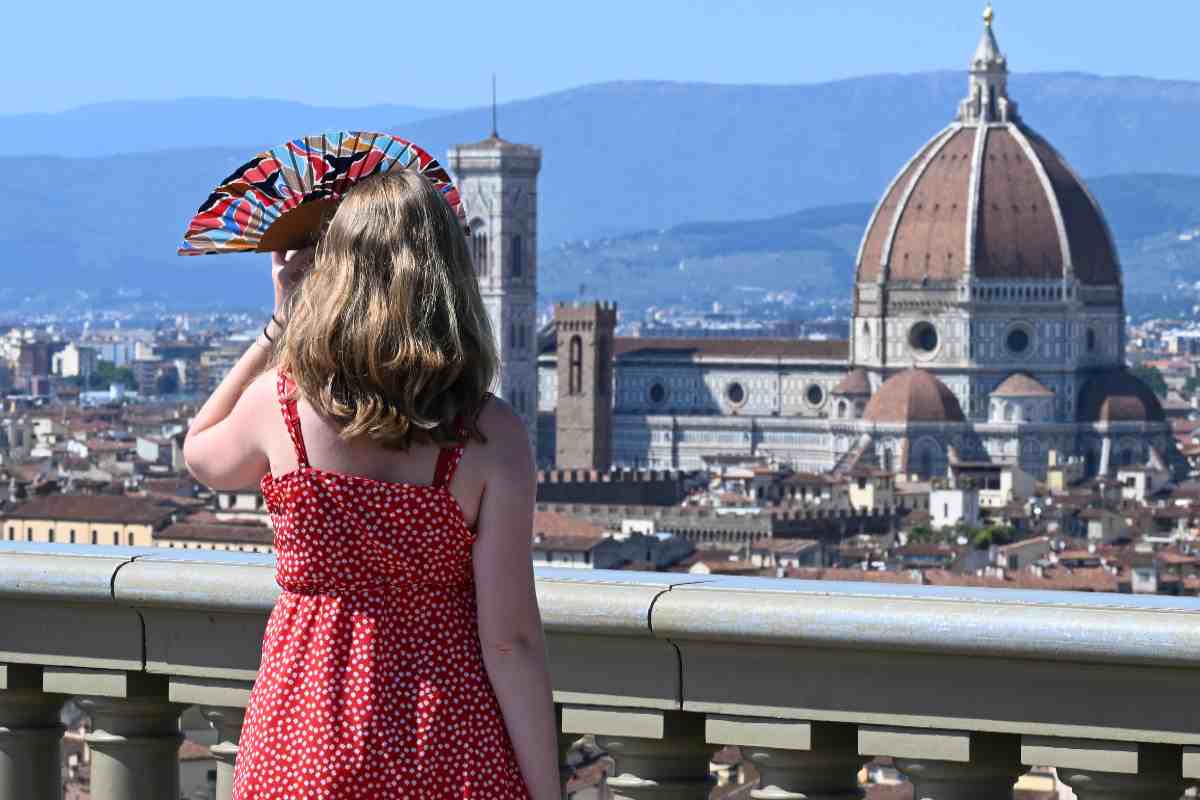 ragazza ammira la Cupola del Brunelleschi a Firenze