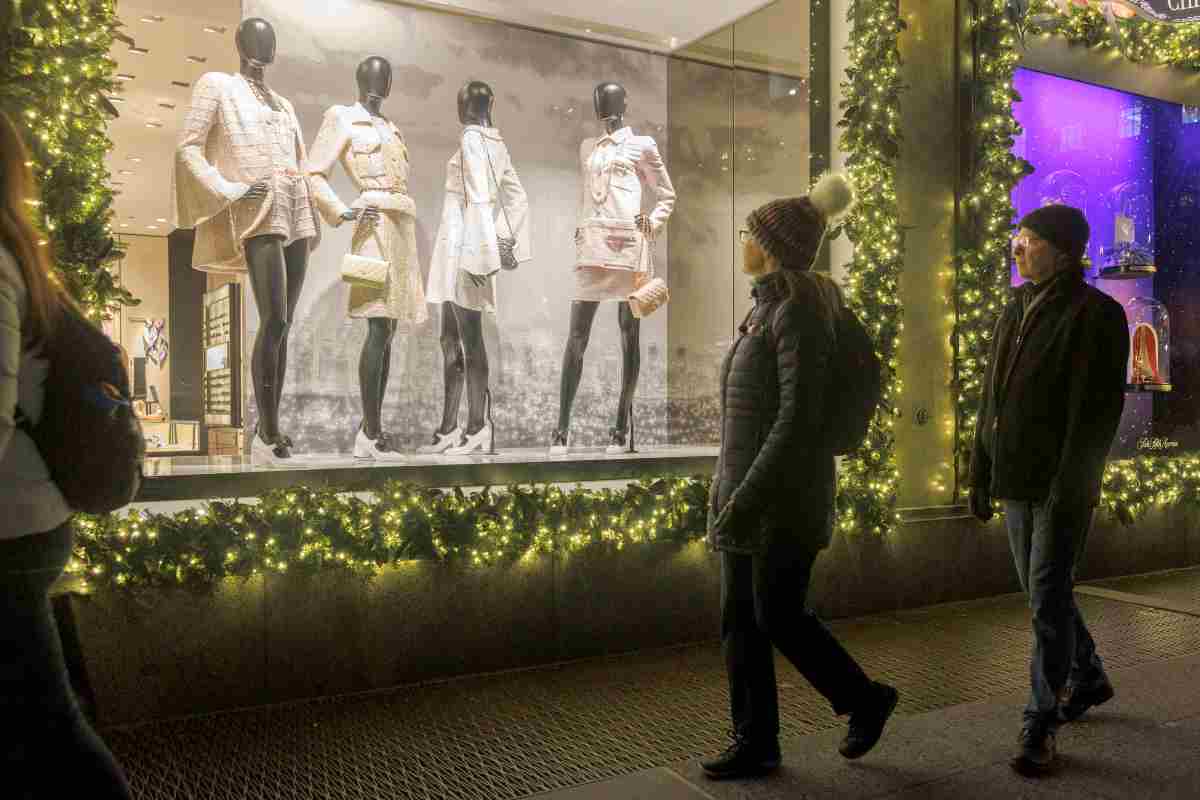 vetrina con le luminarie natalizie