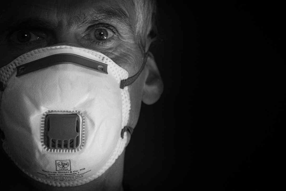 persona con maschera