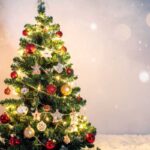 un albero di natale decorato