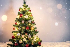 un albero di natale decorato