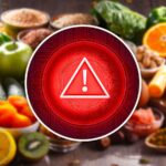 segnale di pericolo in rosso con dietro dei cibi