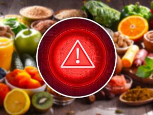 segnale di pericolo in rosso con dietro dei cibi