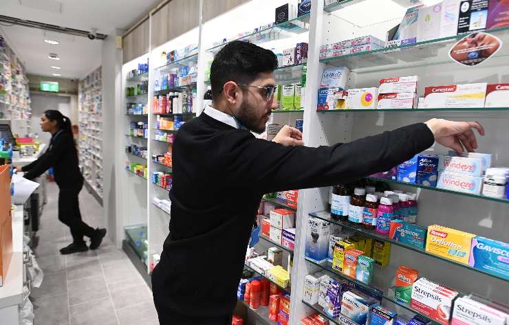 un farmacista sistema gli scaffali