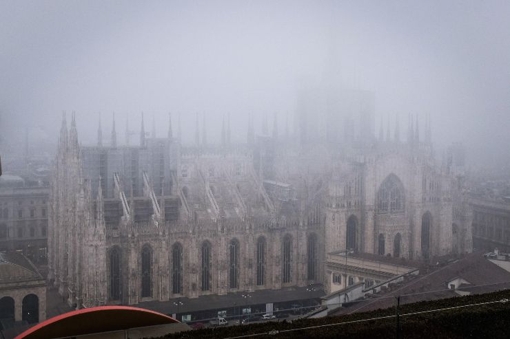 il Duomo di Milano avvolto dalla nebbia