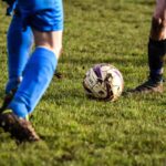 un pallone e due giocatori durante una partita