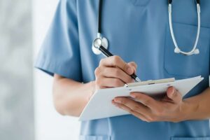 un medico prescrive una ricetta