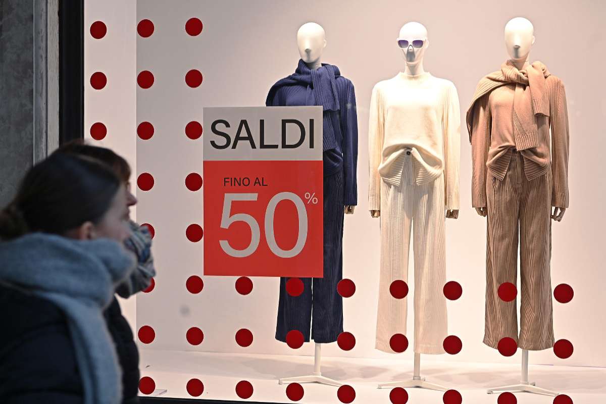 vetrina con capi di abbigliamento in saldo