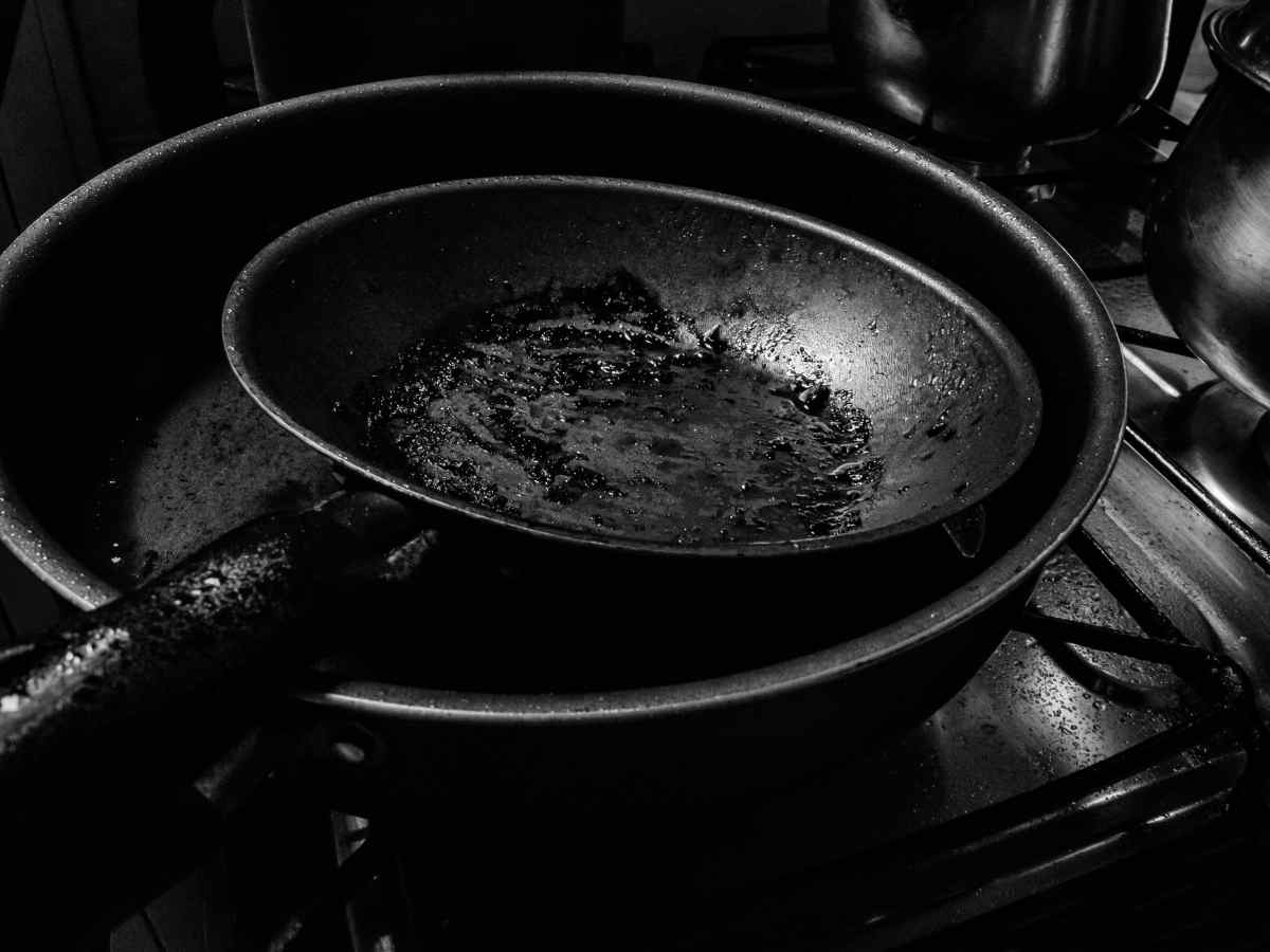 Perché il tuo cibo si attacca alla pentola? Qualche trucco per evitare che accada